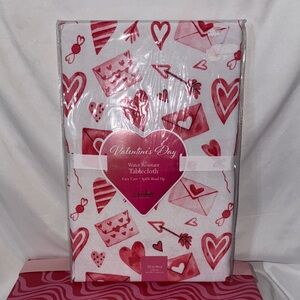 Color drift Valentine’s Day Water Resistant Tablecloth 70inch Round New